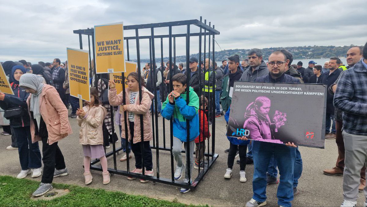 BOLDmedya's tweet photo. ADALET HAKTIR, SUSMA HAYKIR
@sosyalmozaik_at Hep birlikte Cenevre'de BM'nin önündeyiz. Amacımız Türkiye’deki insan hakları ihlallerini duyurmak. Sloganımız “Adalet haktır, susma haykır”. AdaletHaktır SusmaHaykır https://t.co/yEXO9BmvJO