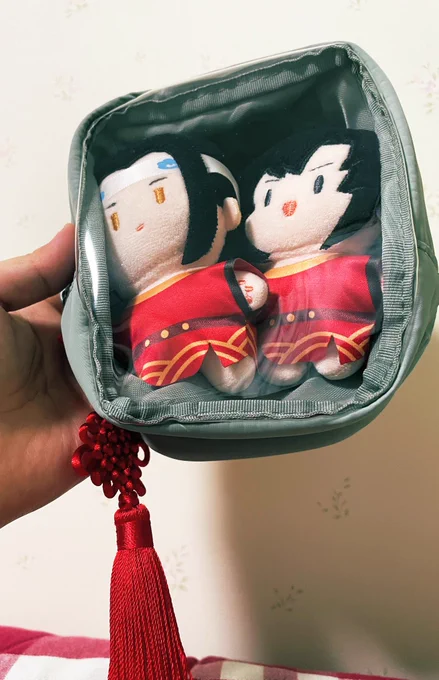 スリコのぬいバック(白)無印のぬいバック(なんか緑みたいな色)サイズこんな感じ!どっちも余裕ある作りでしたわ、、白のほうはお弁当にできるし赤の中華お守りつけたらなんかかわいいし、脱出ポッドみたい www 
