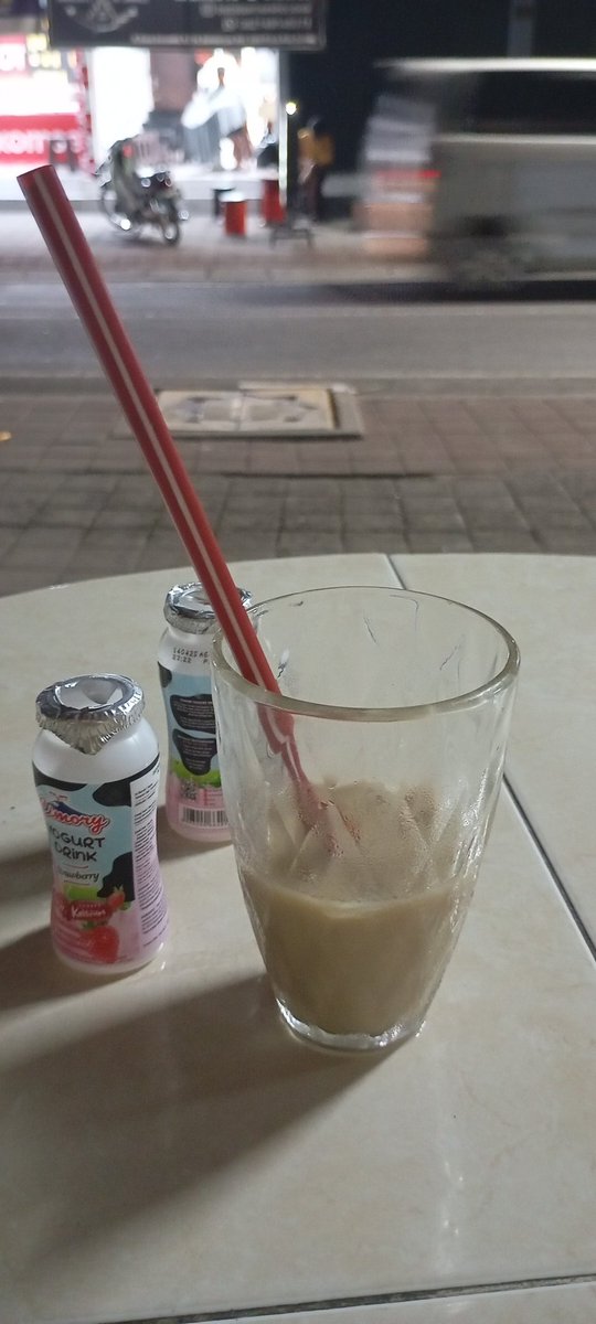 Baru paham nikmatnya pulang kerja trus jajan kopi sachet sambil ngeliatin jalan