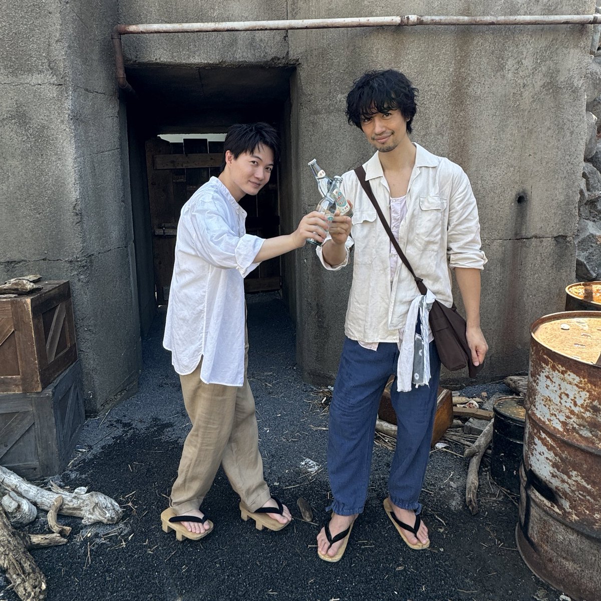 umininemuru_tbs's tweet photo. 《 Teppei's Diary＿✍︎ 》

進平にいちゃん(#斎藤工 )とメガネでサイダーを飲んだ。うまかった！

　　　　　　　　　　　　　鉄平(#神木隆之介)

❁ 日曜劇場 #海に眠るダイヤモンド ❁
────────────────
　　　第𝟐話 𝟏𝟏/𝟑(日) 𝟐𝟏:𝟎𝟎 放送 https://t.co/lymKry9aQY
