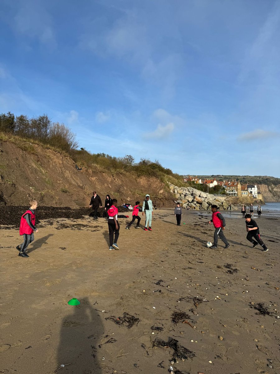 shakespeareLS9's tweet photo. A stunning morning at Robin Hoods Bay searching for shells and hunting in rock pools for crabs! And we even had time for a short game of football on the beach in true Shakespeare fashion! 🦀☀️🐚 https://t.co/tLoxZDuaqE