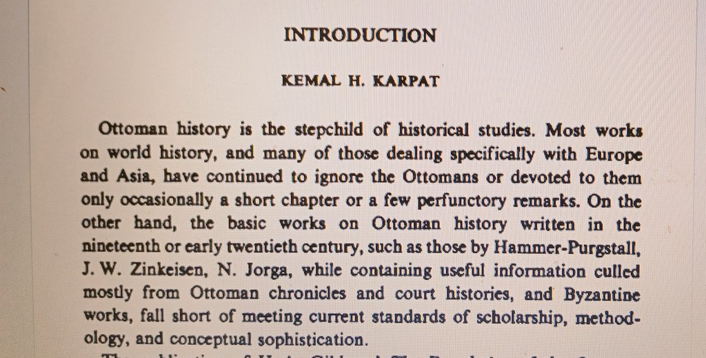 Velud tarihçimiz #KemalKarpat merhum bundan tam yarım asır evvel kitabın ortasından konuşmuş. İlk cümleye bakar mısınız, lütfen. Tam 12'den vurmuş. Onun da dahil olduğu kıymetli tarihcilerimiz yarim asırdır Osmanlı tarihini layık olduğu yere çıkarabildi. Hepsine minnettarız.