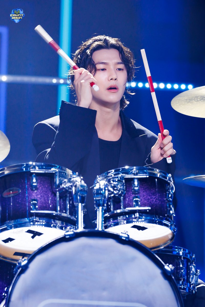 MnetMcountdown's tweet photo. 241017 #MCOUNTDOWN 현장포토
그리운건
그대일까
그때일까
아무래도
그리운건
씨엔블루
컴백무대
이제엠카
모든소원
다이뤘네

More Photos 📸 https://t.co/43WeDArk9O

#엠카운트다운 #엠카 #CNBLUE #씨엔블루 #그리운건_그대일까_그때일까 https://t.co/0Jz17TVrAx