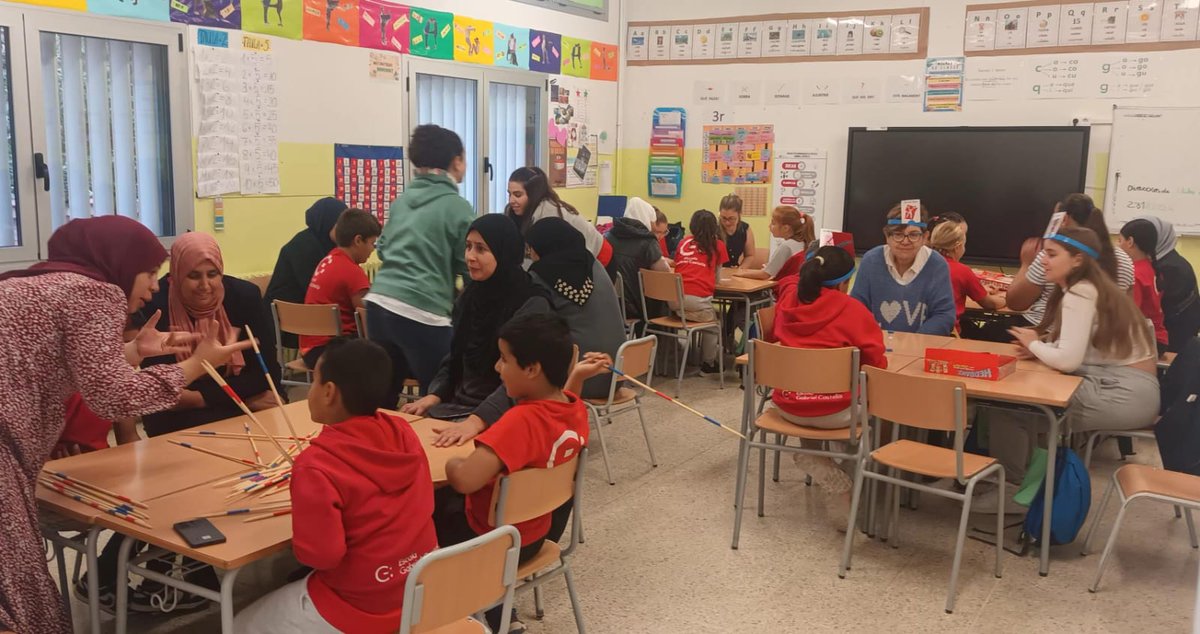 Esc_GCastella's tweet photo. Avui a 3r han vingut les famílies a jugar a jocs de taula.

Ha estat molt divertit!!! https://t.co/iY4X9KYPRK