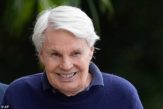 TrueCrimeUpdat's tweet image. Mike Jeffries, 80, former CEO of #Abercrombie &amp;amp; Fitch, was released on a $10M bond after being charged with running an international sex trafficking operation

Jeffries, along with his partner Matthew Smith, 61, &amp;amp; Jim Jacobson, were arrested in #WestPalmBeach, #Florida

The