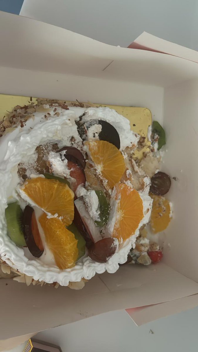 harmani93's tweet photo. It’s time to stop ordering from @zomato @zomatocare orders cake spilled specially food like cakes come broken. If you complain and share the below image the customer care says sorry the image didn’t pass our check. Can’t you clearly see the cake is spoiled? Quit @Zomato_delivery https://t.co/BTIANwKPqQ
