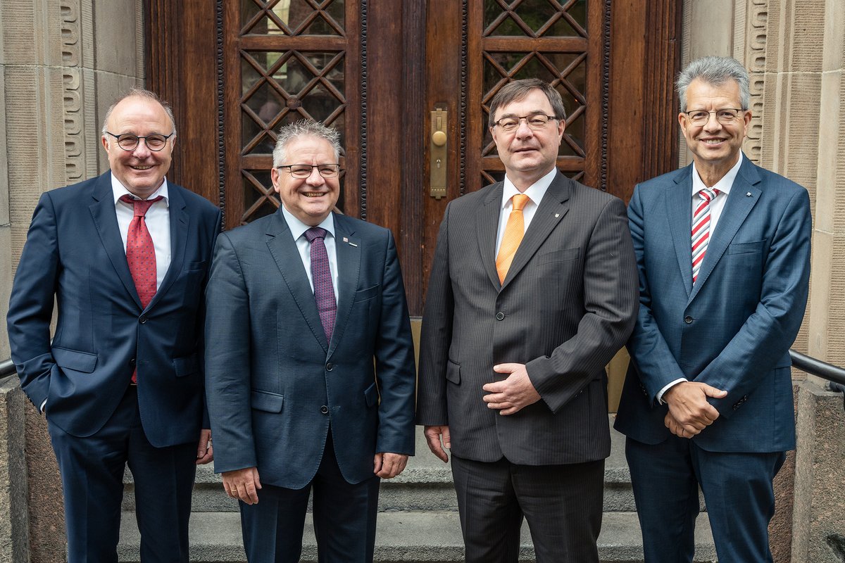 In unserer #Pressemitteilung informieren wir über den Wechsel im Vorsitz von unserem Vorstand und der Vertreterversammlung. Die Gremien sind paritätisch besetzt, der Vorsitz wechselt am 6. Oktober zwischen dem Arbeitergeber- und dem Versichertenvertreter.  bgbau.de/meldung/wechse…