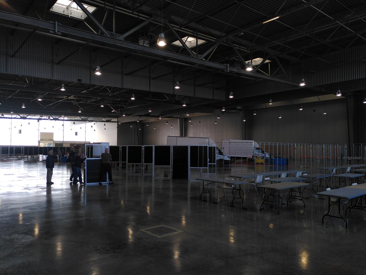 Timbres Passion à Châlons en Champagne : l'installation avance bien !

Une bonne partie des cadres est déjà debout, en position.
Le Magic circus commence à prendre forme, de même que l'exposition d'échiquiers, les stands de négociants, le podium central et des animations...