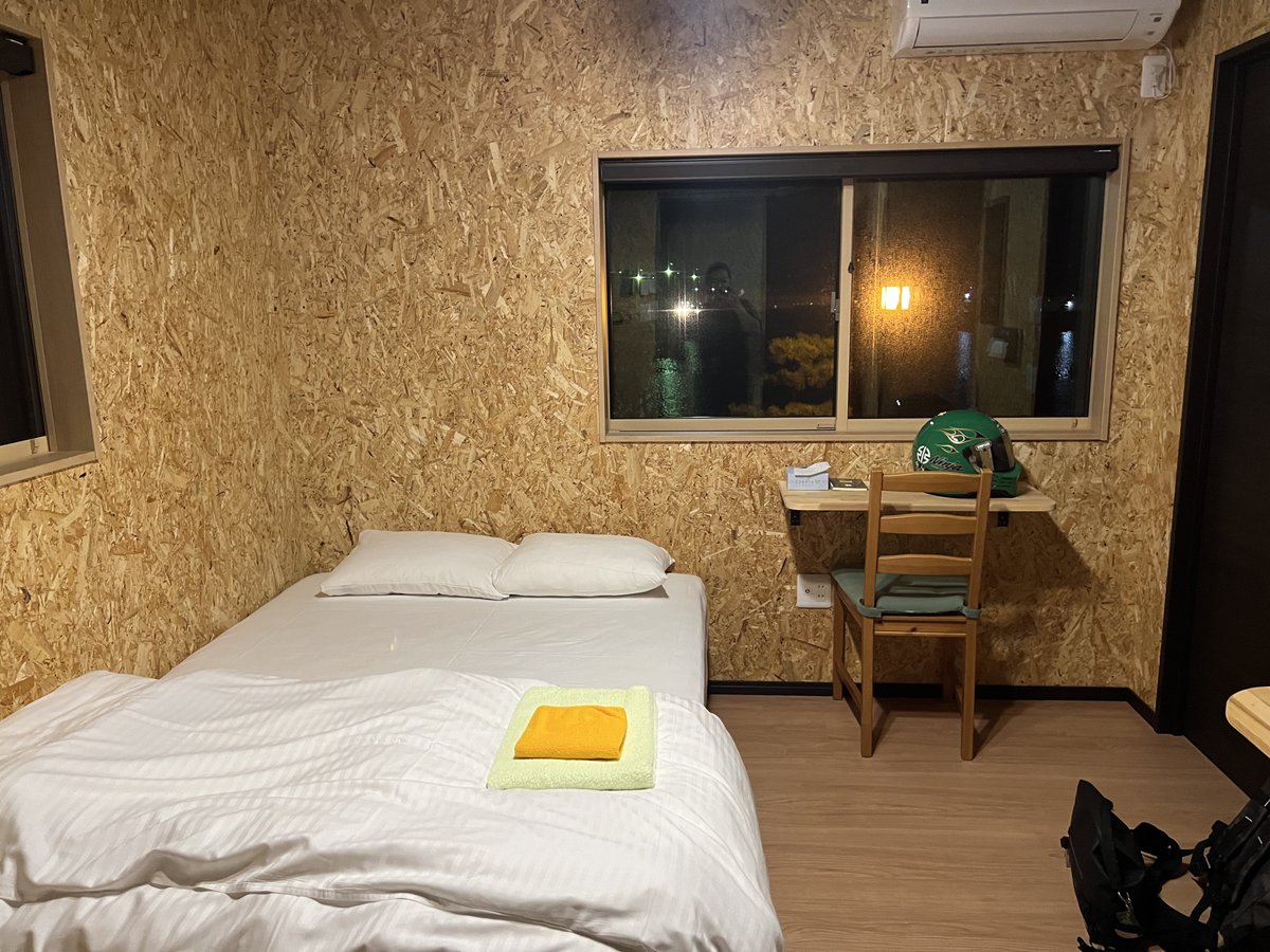 ina17b's tweet photo. 本日の宿
ゲストハウス　バイクヤノニカイ
なんとバイク屋の中にバイクを入れてもらって、バーと宿もあるという！！
素晴らしすぎる！！ https://t.co/3TKiVDIU8y