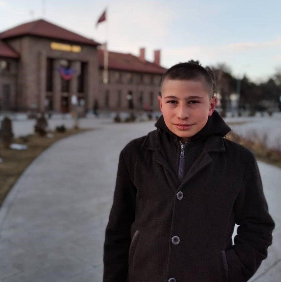 📌 Henüz 16’sında terzi çırağı Ahmet Efe…
Erzurum’da 100’üncü Yıl Parkı’nda karşısına çıkan ve “Ne bakıyorsun” diyen üç Afgan’ın saldırısına uğradı.
📌 Şah damarına, omuriliğine aldığı bıçak darbeleriyle şu an yoğun bakımda ölümle pençeleşiyor. Ailesi perişan… Doktorlar “Her