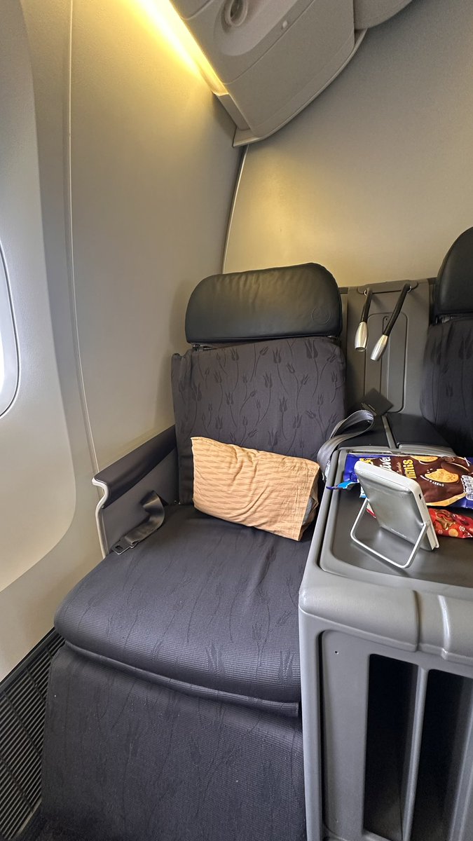 Thy Londra, istanbul 4.5 saatlik bir uçuşta businnes kabindeki koltuk bozuk, arkaya yatmıyor, bu durumu nasıl çözeceksiniz?
@tssdestek <a href="/TurkishAirlines/">Turkish Airlines</a>