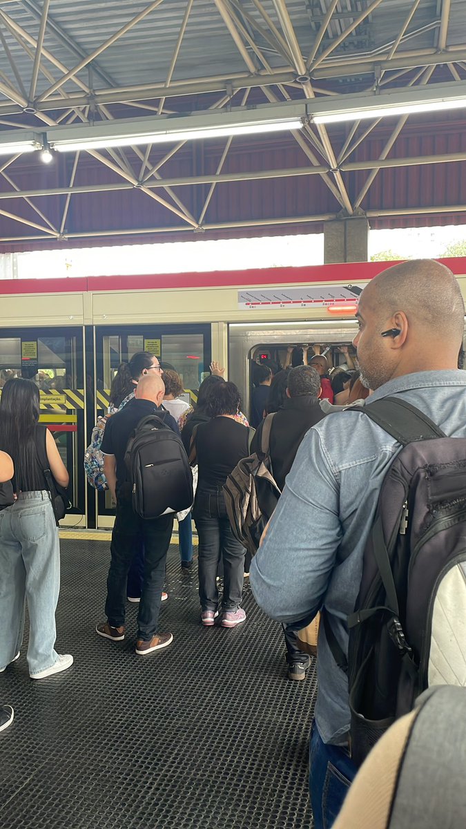 Canotia's tweet photo. #bdsp estão dizendo que a linha vermelha está com a operação normal. Demorei uma hora do metrô carrão até a Sé. Linha vermelha sem dignidade hoje. https://t.co/PP7sxIOoke
