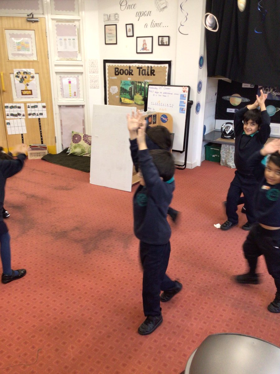 VALLEYEYFS's tweet photo. In healthy movers today we have used our bodies to move like animals! #pd #physicaldevelopment #pe https://t.co/1sDfxJzGBe