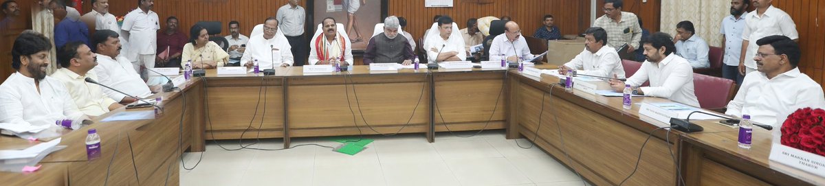 GpkOfficial_'s tweet image. శాసనసభ భవనంలోని కమిటీ హాల్ లో PUC చైర్మన్,షాద్ నగర్ శాసనసభ్యులు శ్రీ కే.శంకరయ్య గారి అధ్యక్షతన జరిగిన ప్రభుత్వ రంగ సంస్థల కమిటీ (PUC) ప్రారంభ సమావేశంలో పాల్గొన్న తెలంగాణ శాసనసభాపతి గౌ. శ్రీ గడ్డం ప్రసాద్ కుమార్ గారు 

#gaddamprasadkumar #vikarabad #vikarabadmla #AssemblySpeaker