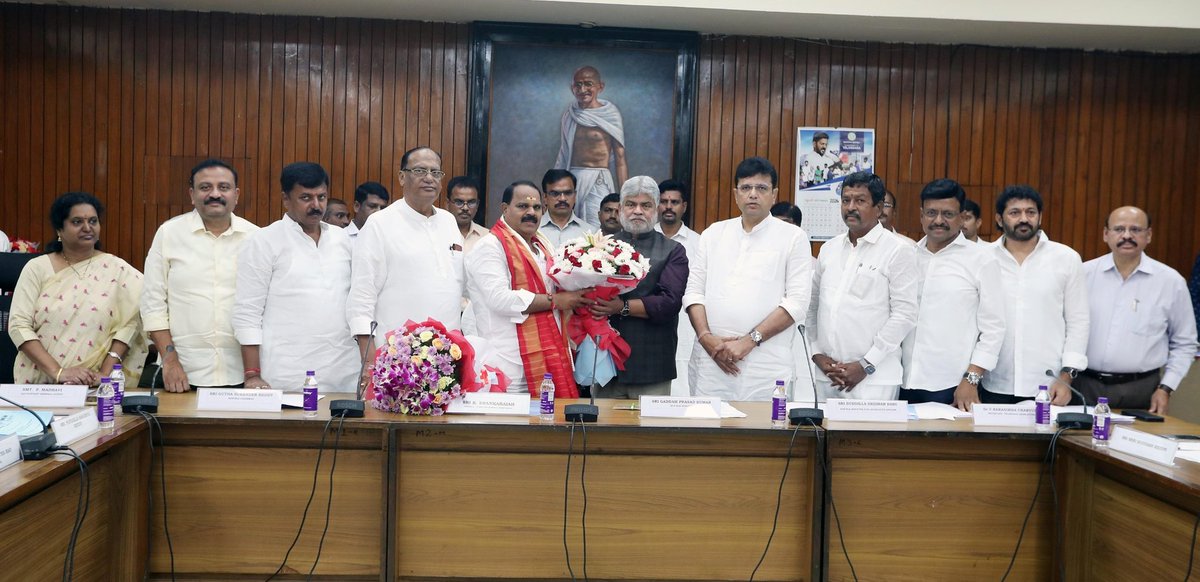 GpkOfficial_'s tweet image. శాసనసభ భవనంలోని కమిటీ హాల్ లో PUC చైర్మన్,షాద్ నగర్ శాసనసభ్యులు శ్రీ కే.శంకరయ్య గారి అధ్యక్షతన జరిగిన ప్రభుత్వ రంగ సంస్థల కమిటీ (PUC) ప్రారంభ సమావేశంలో పాల్గొన్న తెలంగాణ శాసనసభాపతి గౌ. శ్రీ గడ్డం ప్రసాద్ కుమార్ గారు 

#gaddamprasadkumar #vikarabad #vikarabadmla #AssemblySpeaker