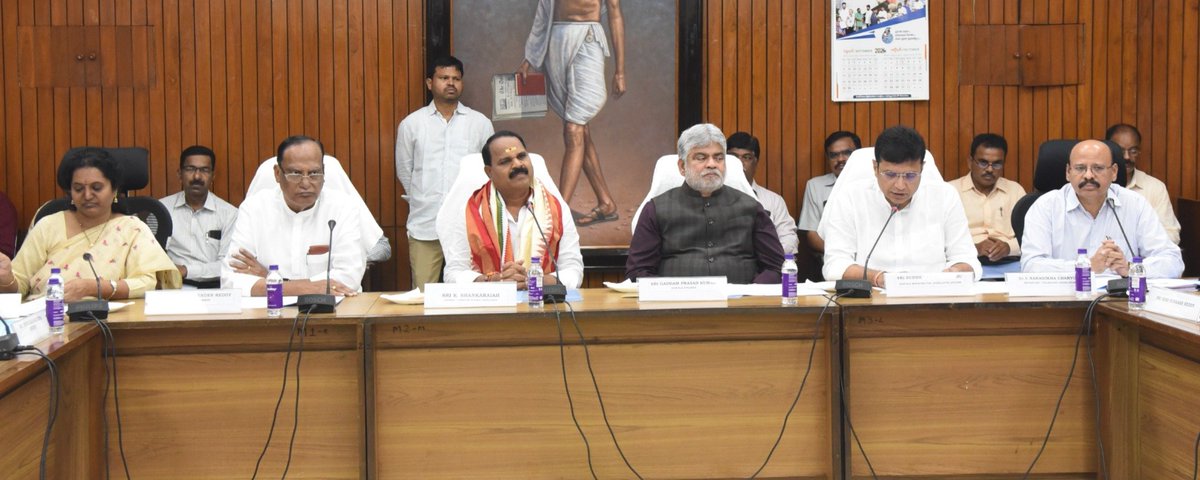 GpkOfficial_'s tweet image. శాసనసభ భవనంలోని కమిటీ హాల్ లో PUC చైర్మన్,షాద్ నగర్ శాసనసభ్యులు శ్రీ కే.శంకరయ్య గారి అధ్యక్షతన జరిగిన ప్రభుత్వ రంగ సంస్థల కమిటీ (PUC) ప్రారంభ సమావేశంలో పాల్గొన్న తెలంగాణ శాసనసభాపతి గౌ. శ్రీ గడ్డం ప్రసాద్ కుమార్ గారు 

#gaddamprasadkumar #vikarabad #vikarabadmla #AssemblySpeaker