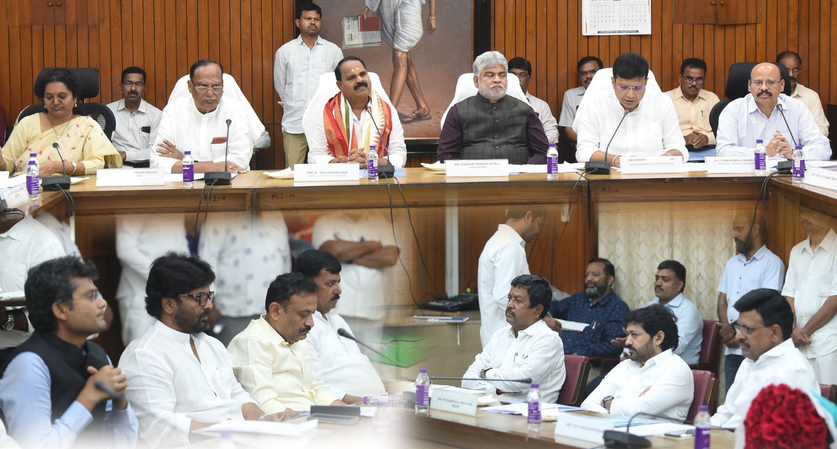 GpkOfficial_'s tweet image. శాసనసభ భవనంలోని కమిటీ హాల్ లో PUC చైర్మన్,షాద్ నగర్ శాసనసభ్యులు శ్రీ కే.శంకరయ్య గారి అధ్యక్షతన జరిగిన ప్రభుత్వ రంగ సంస్థల కమిటీ (PUC) ప్రారంభ సమావేశంలో పాల్గొన్న తెలంగాణ శాసనసభాపతి గౌ. శ్రీ గడ్డం ప్రసాద్ కుమార్ గారు 

#gaddamprasadkumar #vikarabad #vikarabadmla #AssemblySpeaker