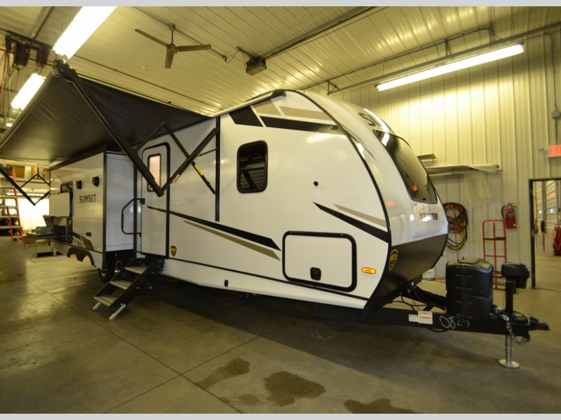Hamiltons_RV's tweet photo. 🍂🍁 Rake in the Savings on this ➡ https://t.co/uUc7Qx5syT New 2023 CrossRoads RV Sunset Trail 285CK! 👻 It is 32 ft, weighs 6,588 lbs, and sleeps 6! You'll love the extra space of the kitchen island and the outdoor kitchen. 😎
#HamiltonsRV #Travel #Nature https://t.co/4pGgZJNioL