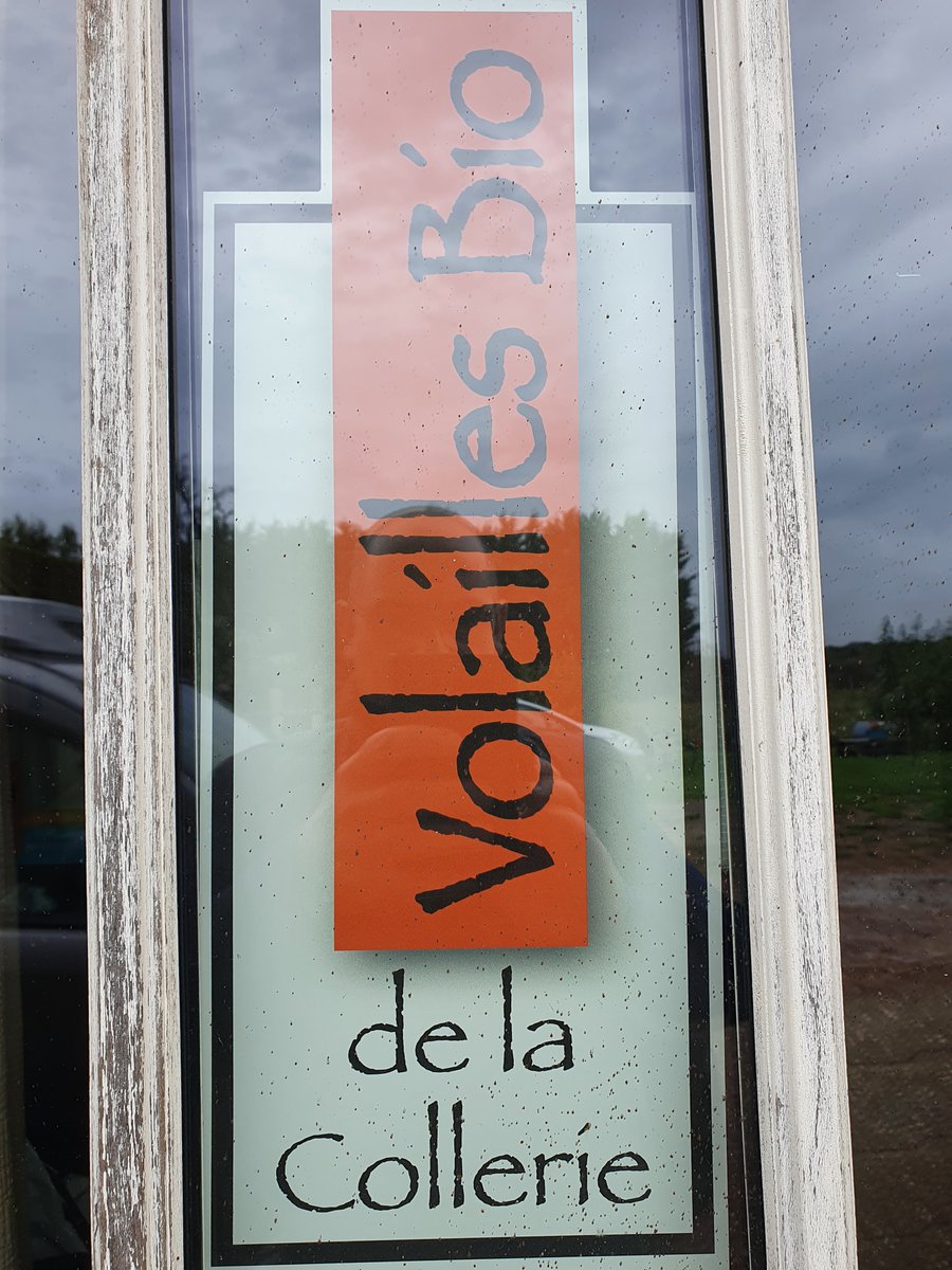 Prefet89's tweet image. 🐔@Prefet89 a rencontré Christelle Garnier à La Ferté Loupière, éleveuse de volailles bio. Elle a présenté son exploitation autonome, de l'élevage à la vente. Ils ont échangé sur l'agriculture bio, le dérèglement climatique et l'importance d'un #ÉlevageDurable.🌱
#AgricultureBio