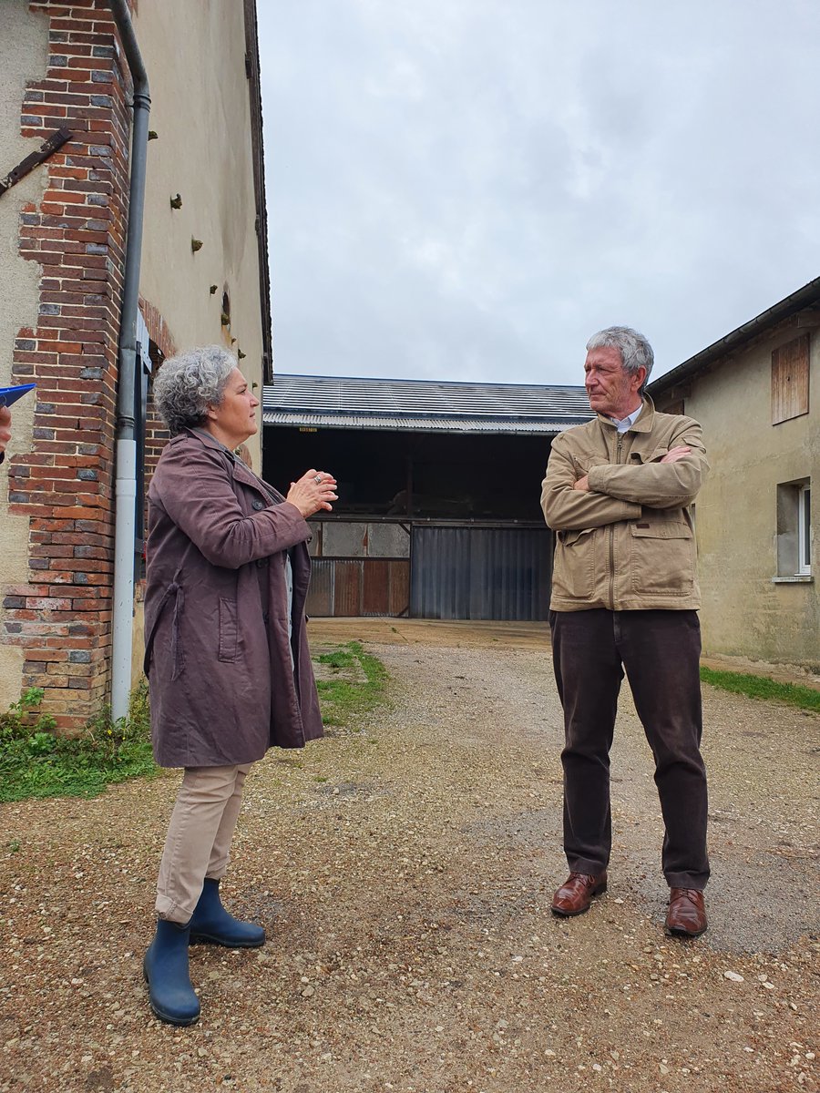 Prefet89's tweet image. 🐔@Prefet89 a rencontré Christelle Garnier à La Ferté Loupière, éleveuse de volailles bio. Elle a présenté son exploitation autonome, de l'élevage à la vente. Ils ont échangé sur l'agriculture bio, le dérèglement climatique et l'importance d'un #ÉlevageDurable.🌱
#AgricultureBio