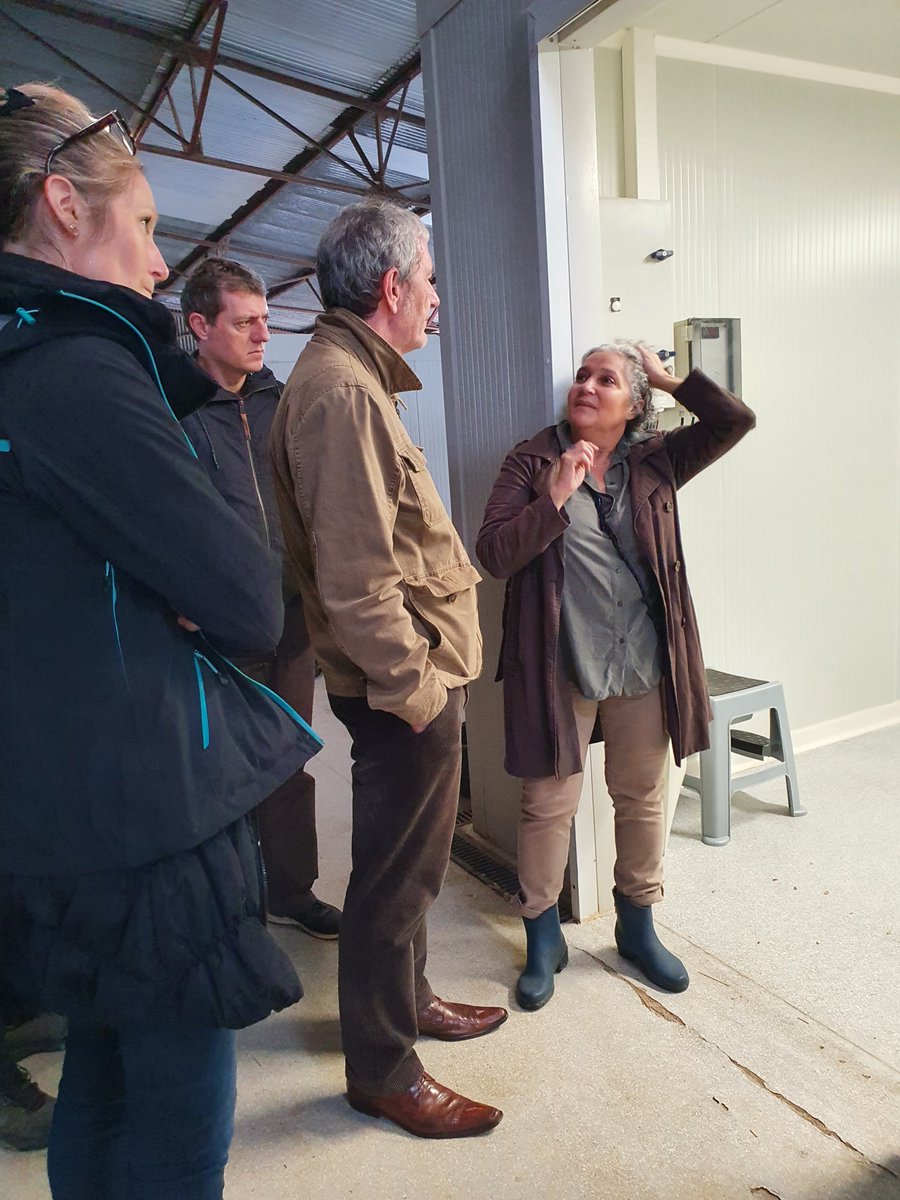 Prefet89's tweet image. 🐔@Prefet89 a rencontré Christelle Garnier à La Ferté Loupière, éleveuse de volailles bio. Elle a présenté son exploitation autonome, de l'élevage à la vente. Ils ont échangé sur l'agriculture bio, le dérèglement climatique et l'importance d'un #ÉlevageDurable.🌱
#AgricultureBio