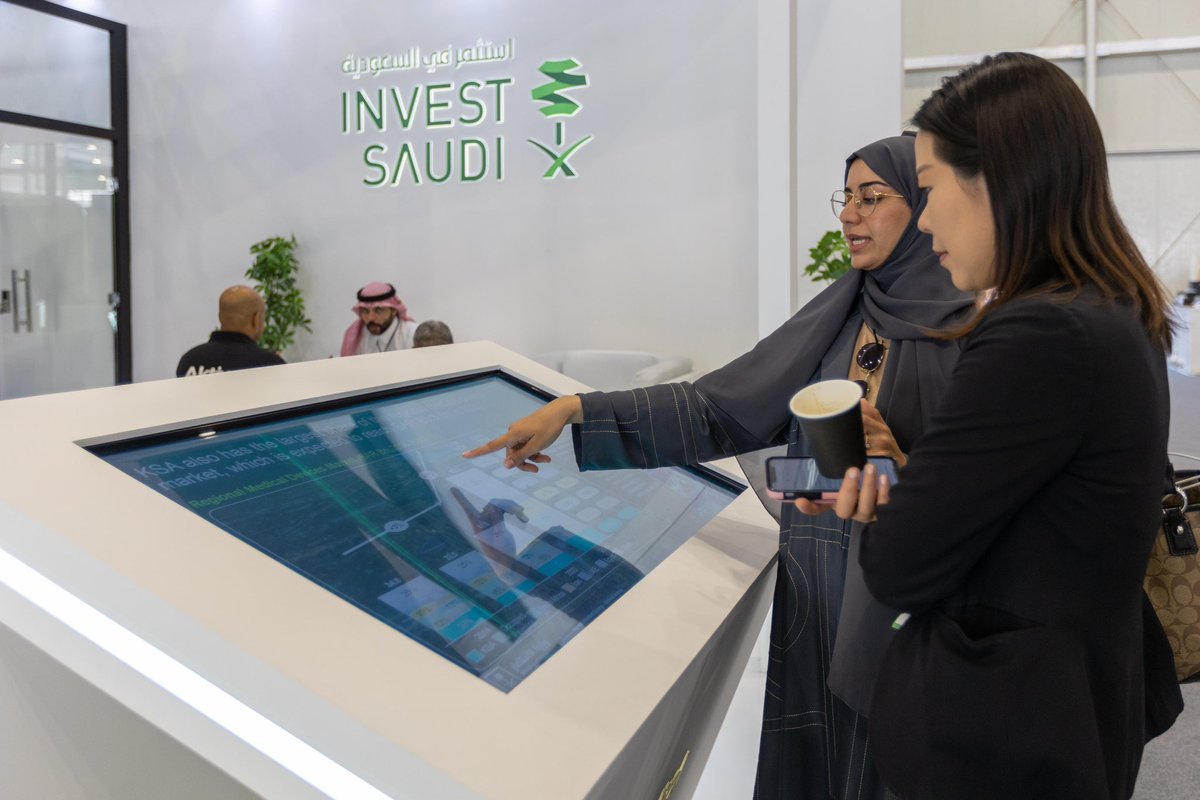 InvestSaudi_AR's tweet photo. نحو تنمية قطاع الرعاية الصحية، شاركت #استثمر_في_السعودية في #مؤتمر_الصحة_العالمي تحت شعار #استثمر_في_الصحة، لتفتح آفاقاً جديدة للمستثمرين العالميين وتربطهم بنظرائهم المحليين والجهات الحكومية الممكنة، وتوسع الشراكات الاستراتيجية العالمية مما يزيد من جاذبية المملكة كوجهة للاستثمار. https://t.co/YXfUbeKhvW