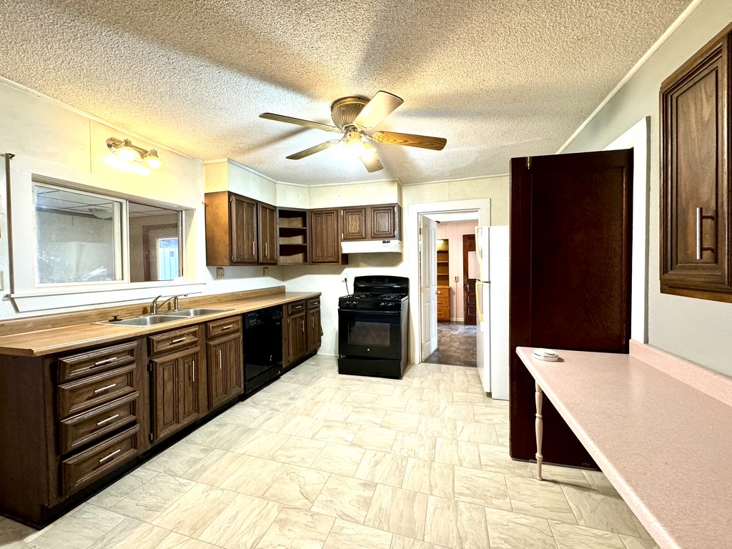 NYLandQuest's tweet image. HOUSE with STUDIO APARTMENT in Bolivar NY.  Charming and well-cared-for home perfect for those looking for a cozy family space with the added bonus of a separate studio apartment.  $69,900.  nylandquest.com/property/lq115… @NYLandQuest #house #apartment #southerntier #NewYork