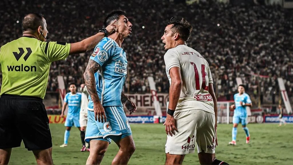 Somos el país donde suspenden las clases en los colegios pero el partido de fútbol no para.
“Sporting Cristal confirmó que el partido ante U recibió las garantías de seguridad y sí se llevará a cabo, en el Estadio Nacional de Lima. “El partido se juega. Garantías concedidas.”