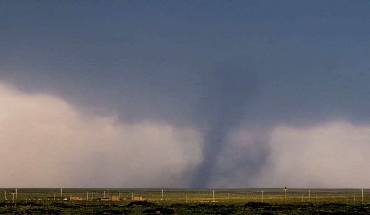 PKU1898's tweet photo. 🌩⚔ In a quest reminiscent of Don Quixote, a group of collaborative researchers led by #PKU Prof. Meng Zhiyong from the School of Physics embarked on an epic 48-day Storm Chasing journey through the arid landscapes of the Yellow River Basin! 🌪🏃🏻🏜

#ChasingStorm #ClimateExperiment #ConvergenceLine