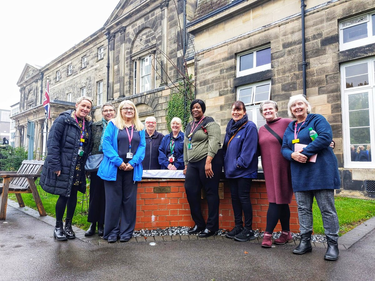 The first in memory plaque has been placed on #BCHCCharity’s Wall of Tributes in the Garden of Reflection at Moseley Hall Hospital, celebrating the life of #TeamBCHC member Jane Lapsley: bhamcommunity.nhs.uk/charity-news/f…