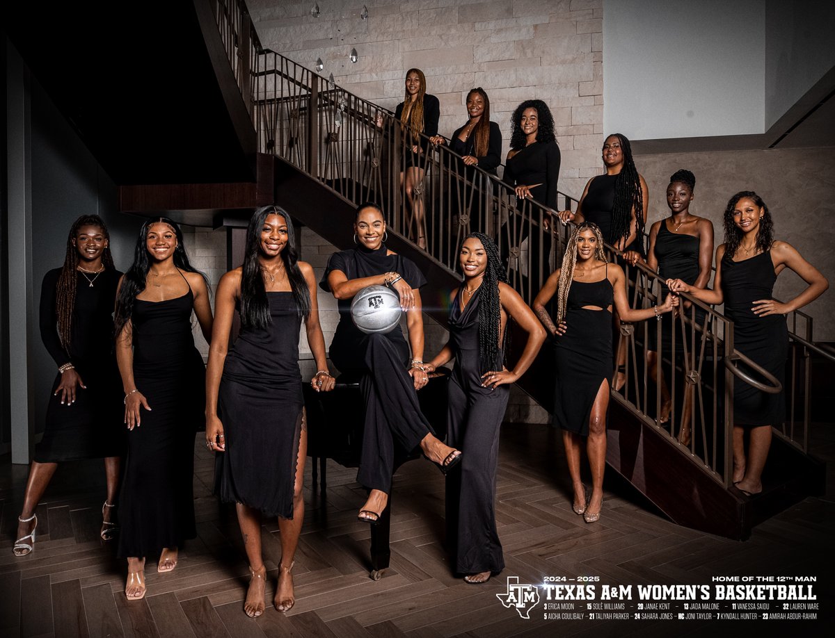 We thought this team pic needed a permanent spot on your timeline ✨🖤

🎟️ 12thMan.com/bballtickets  

#GigEm | #12thMan