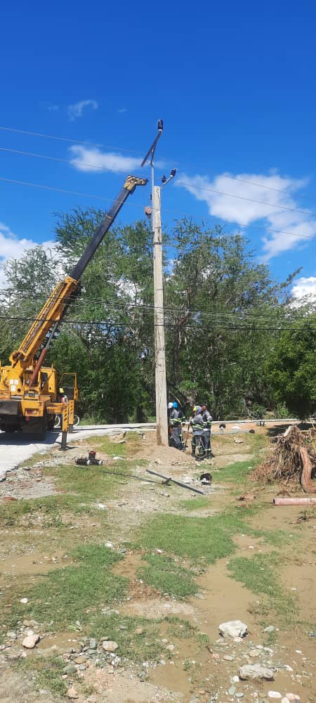 #Cuba
Nuestras brigadas de Linieros trabajan en la recuperación de San Antonio del Sur. La experiencia en estas labores y el compromiso con nuestro pueblo caracterizan a estos hombres.
#FuerzaGuantánamo 🇨🇺
