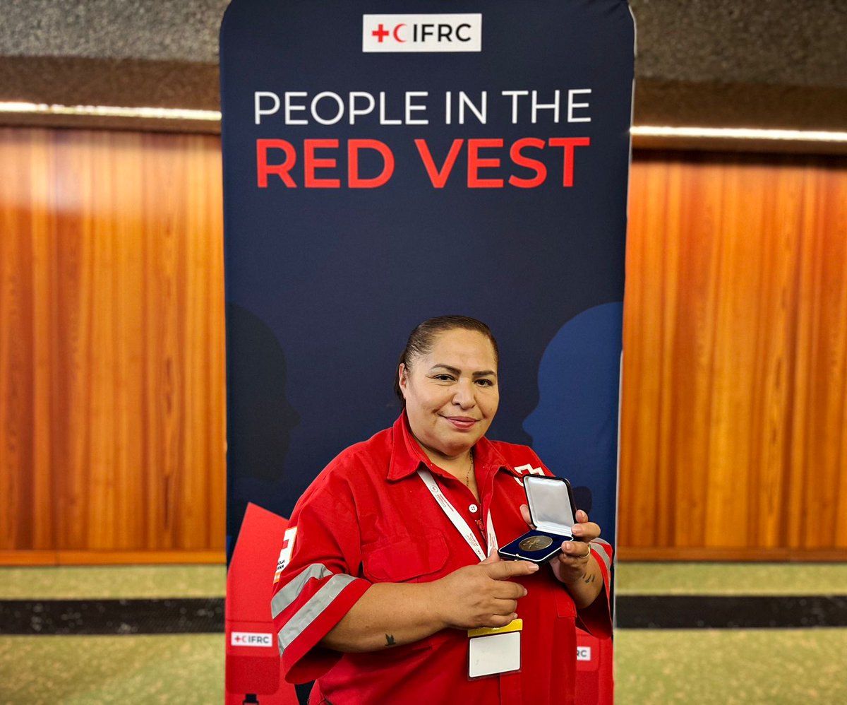 Con aplausos y con mucho orgullo felicitamos a nuestra #voluntaria, Guadalupe González, quien recibió por parte de la @IFRC, la medalla Henry Davison, una de las altas condecoraciones que otorga este movimiento global a voluntarios.

¡Gracias Lupita por tu amor a la humanidad!⛑️