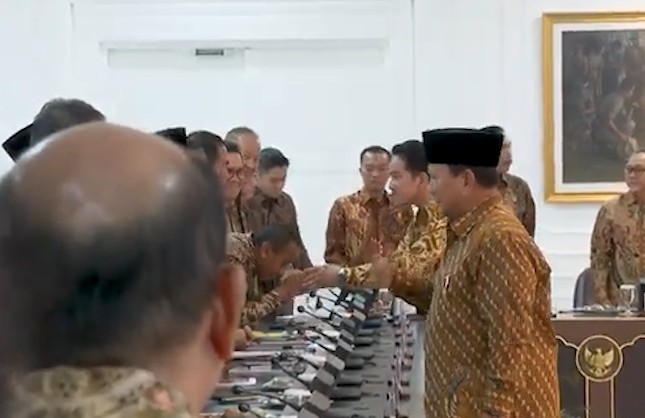 BosPurwa's tweet photo. Loe ngapain bro @bahlillahadalia, salaman sama Gibran sampai gtu amat, hampir kek cium tangan? Jijik anjir. Wajarnya ke @prabowo yang lebih senior, tp loe biasa-biasa salamannya. Klo pun dilakukan sama Prabowo sprt itu, ya sama jijik juga. https://t.co/d703ouXX0H
