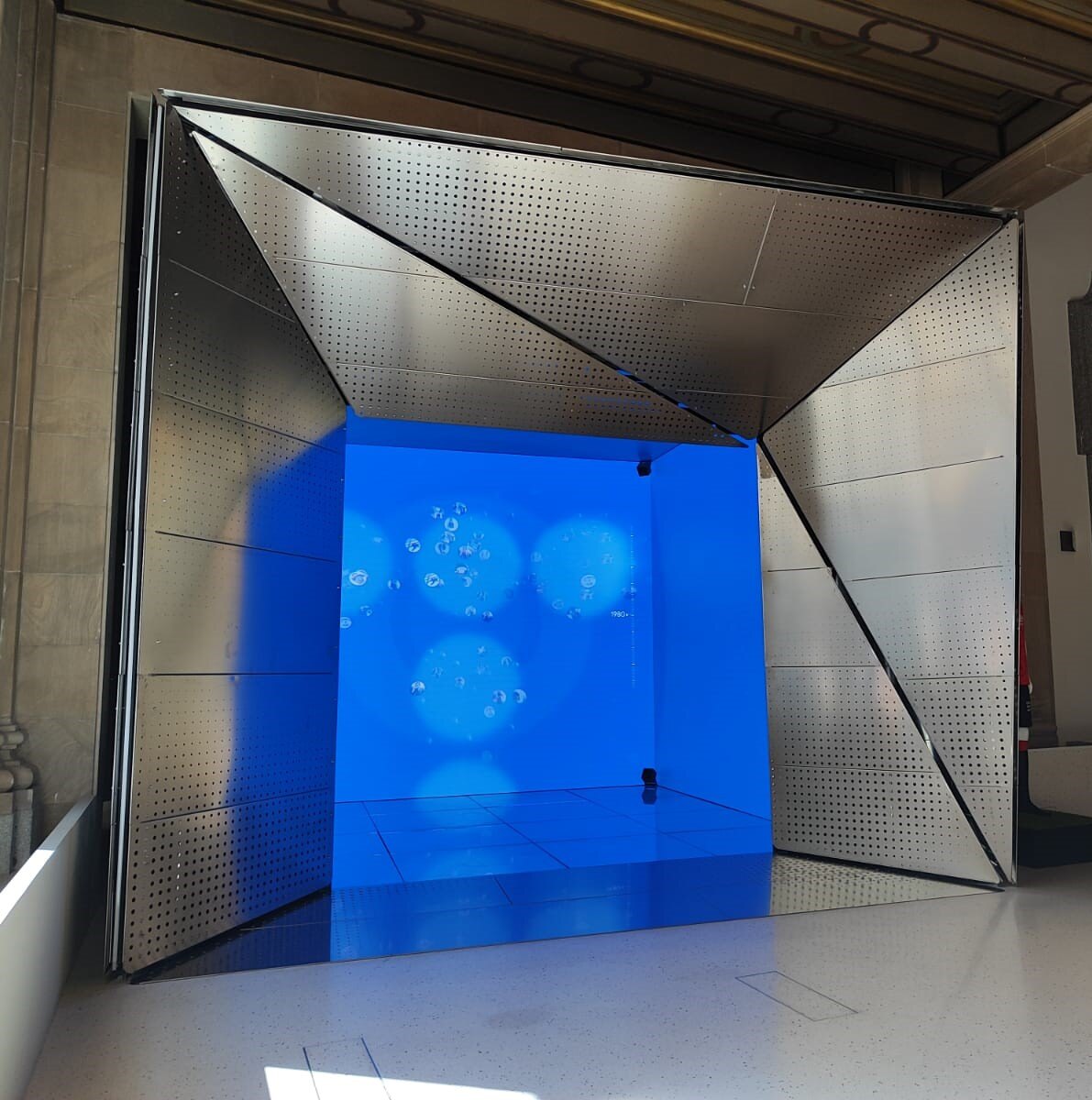 Bienvenidos al mundo de la tecnología inmersiva! 
(Welcome to the world of immersive technology)

Alfalite installs an immersive LED cube at Telefónica’s new Espacio Movistar in Madrid! What secrets does the cube hold? Let's find out! 

hubs.li/Q02VtVt00 #avtweeps <a href="/Alfalite/">Alfalite</a>