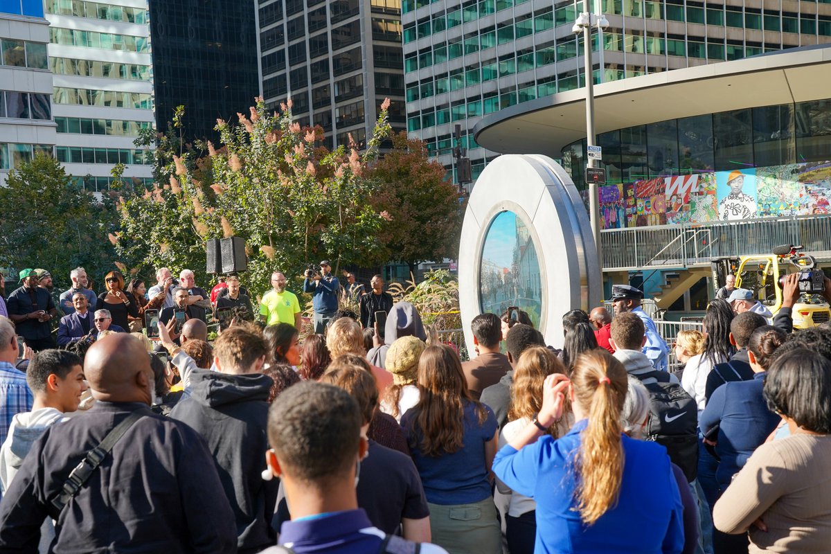 PhilaParkandRec's tweet photo. ✨ What an incredible day at the Grand Opening of the Portal in Love Park! 🌍 Communities came together to witness this beautiful connection to Vilnius, Lithuania, and Dublin, Poland.

Don't miss your chance to visit the Portal now through November 7th! #CommunityConnections https://t.co/llhQPFnusf