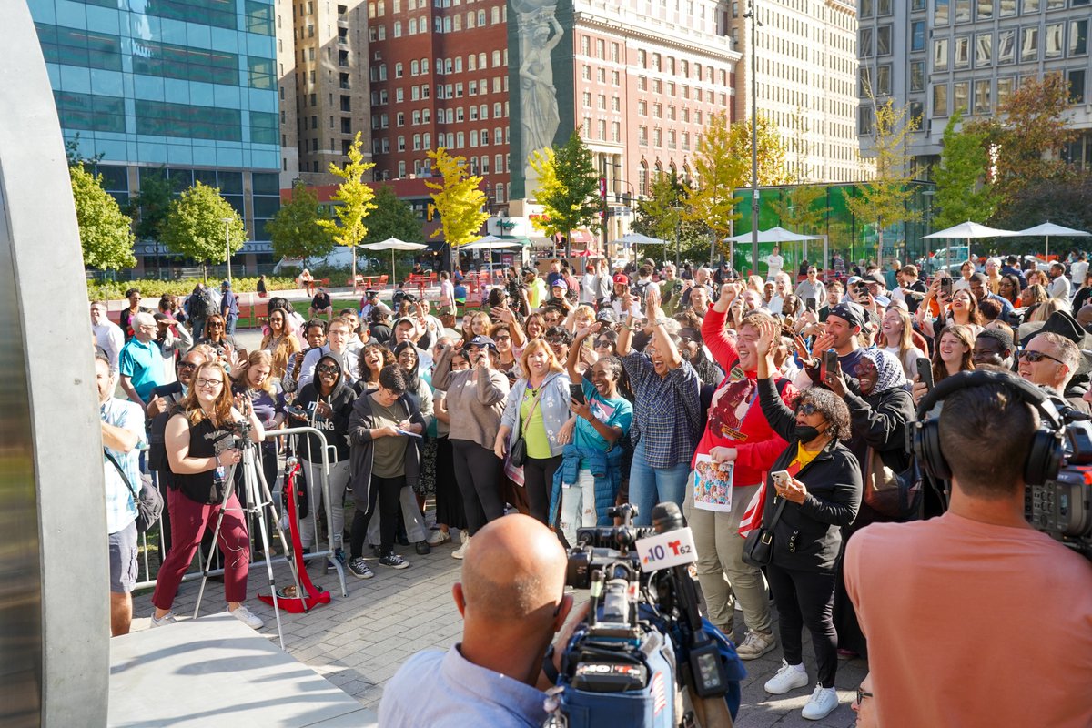 PhilaParkandRec's tweet photo. ✨ What an incredible day at the Grand Opening of the Portal in Love Park! 🌍 Communities came together to witness this beautiful connection to Vilnius, Lithuania, and Dublin, Poland.

Don't miss your chance to visit the Portal now through November 7th! #CommunityConnections https://t.co/llhQPFnusf