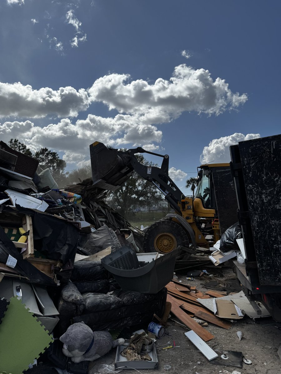 realGIHAUL's tweet photo. Trash life. @gihaulTampa 

#vets #tampa #florida #hurricanecleanup #milton https://t.co/riOrbYzFq6