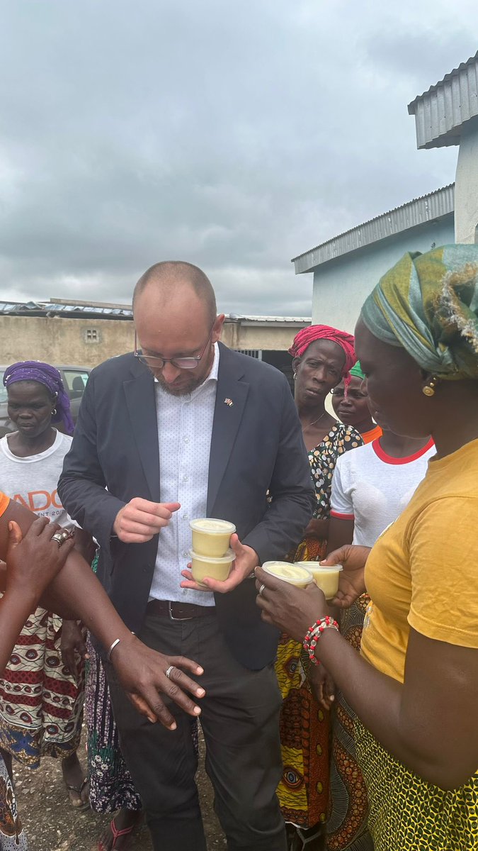 UKinCotedIvoire's tweet photo. En collaboration avec #AbidjanLegacyProgram, visite de la coopérative de femmes de Lokoli, Sinématiali qui produit du beurre de karité de façon durable. 🇬🇧🇨🇮 https://t.co/zsCTH2zyKG