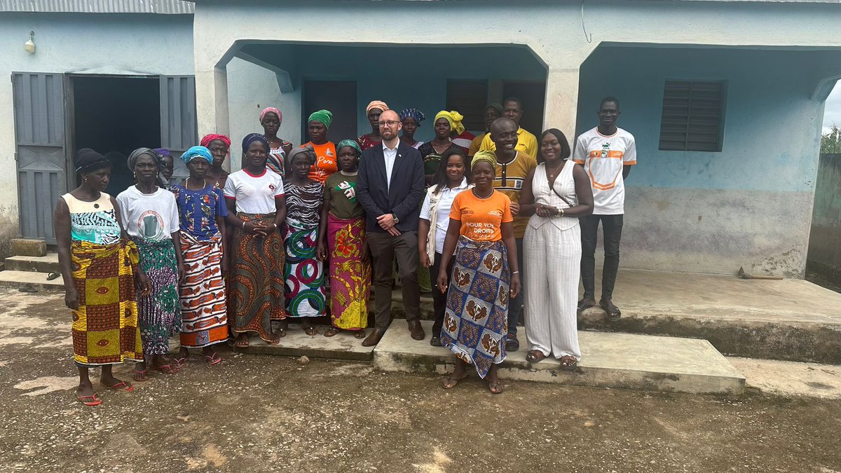 UKinCotedIvoire's tweet photo. En collaboration avec #AbidjanLegacyProgram, visite de la coopérative de femmes de Lokoli, Sinématiali qui produit du beurre de karité de façon durable. 🇬🇧🇨🇮 https://t.co/zsCTH2zyKG