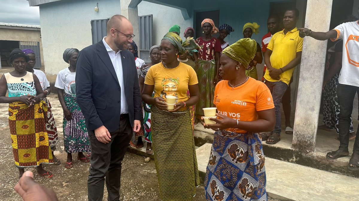 UKinCotedIvoire's tweet photo. En collaboration avec #AbidjanLegacyProgram, visite de la coopérative de femmes de Lokoli, Sinématiali qui produit du beurre de karité de façon durable. 🇬🇧🇨🇮 https://t.co/zsCTH2zyKG