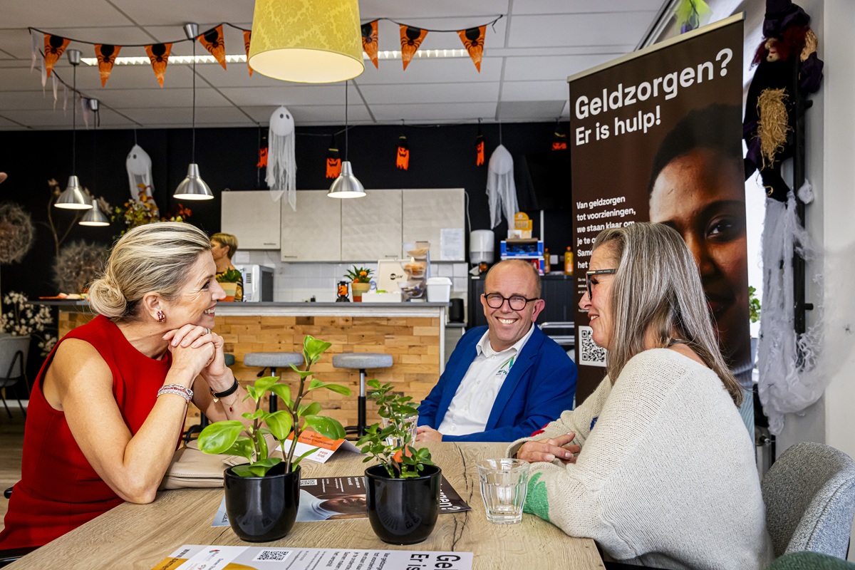 Koningin Maxima was vanmiddag in Hoofddorp! Zij werd welkom geheten door wethouder <a href="/MSc_El_Idrissi/">Charif El Idrissi</a>  en bezocht zij wijkcentrum De Nieuwe Silo. Daar sprak zij onder meer over hoe er in onze gemeente samen wordt gewerkt in de aanpak van armoede en schulden bij inwoners. ½