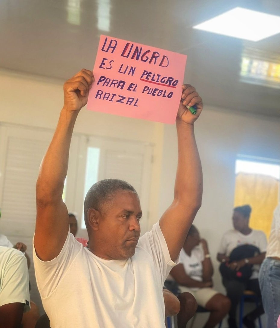 Raizaltechn's tweet photo. La comunidad #Raizal empieza a enviar serios mensajes a la #UNGRD por el deficiente proceso de reconstrucción en la isla.  #Providencia #reconstrucción #expuestos #hurracan #COP16Cololombia #COP16Cali https://t.co/5cBapTTqum