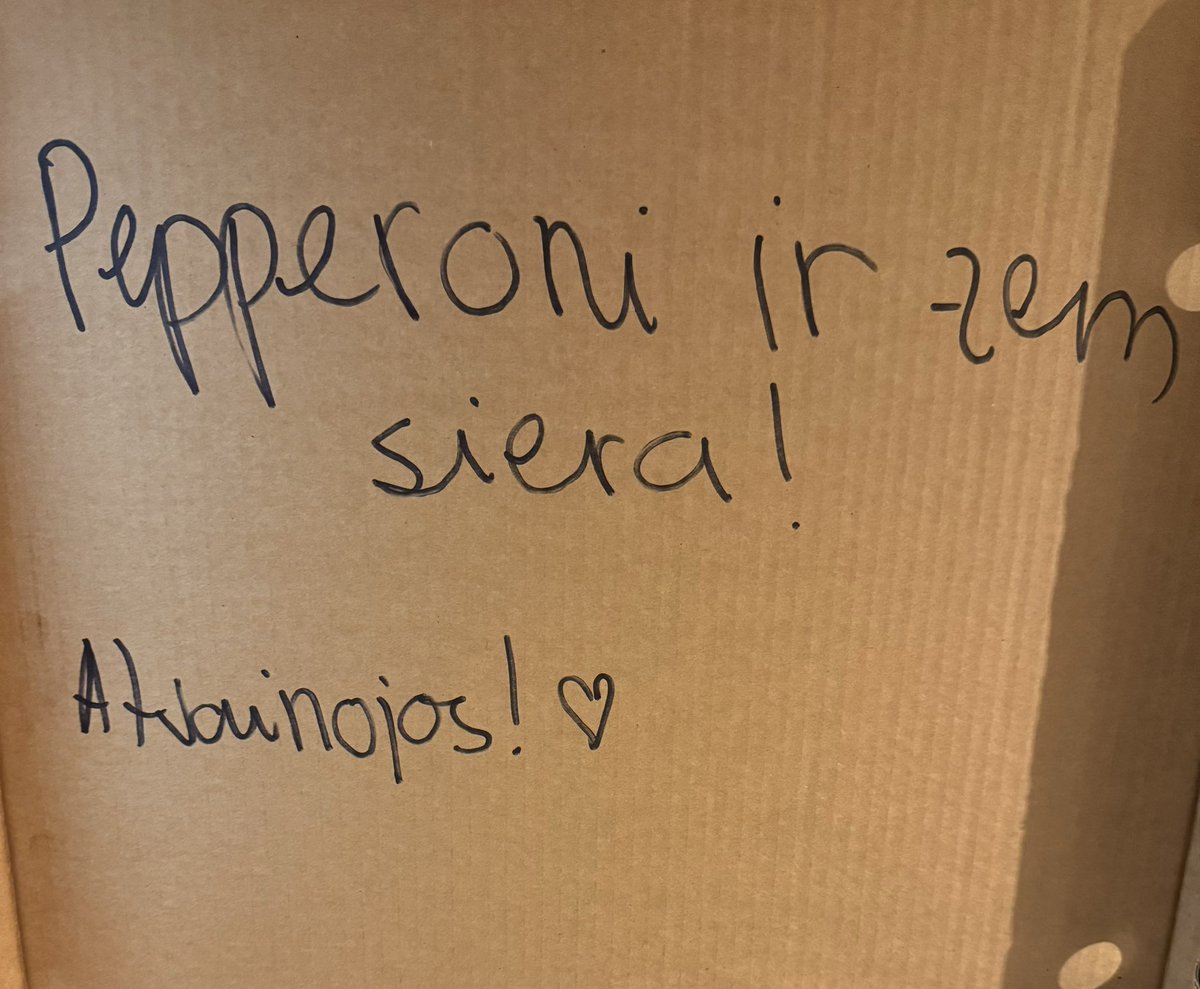 Pasūtu Peperoni picu, saņemu, atveru, saprotu, ka kkas nav kā parasti. Tad pamanu kastes iekšpusē šo! <a href="/picalulu/">Pica LuLū</a> viss piedots, pica garda! 🤘🫶