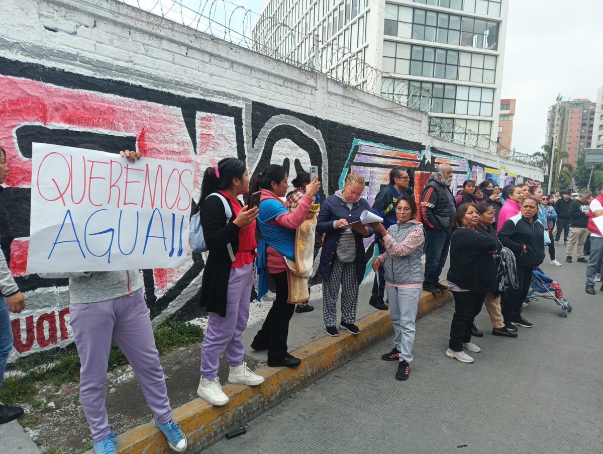 Univ_Edomex's tweet photo. 🚨 ¡#Protesta en #Naucalpan!

Vecinos de la colonia Independencia bloquean la avenida del #Conscripto exigiendo agua, tras 14 días sin suministro.

La falta de respuesta del #OAPAS ha llevado a los colonos a decidir no pagar más el servicio.  💧

Fotos: Especiales https://t.co/ppEizaOMlq