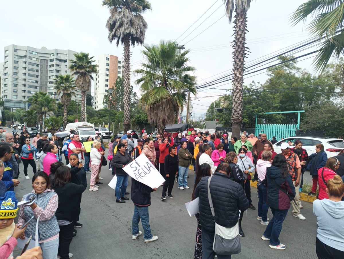 Univ_Edomex's tweet photo. 🚨 ¡#Protesta en #Naucalpan!

Vecinos de la colonia Independencia bloquean la avenida del #Conscripto exigiendo agua, tras 14 días sin suministro.

La falta de respuesta del #OAPAS ha llevado a los colonos a decidir no pagar más el servicio.  💧

Fotos: Especiales https://t.co/ppEizaOMlq