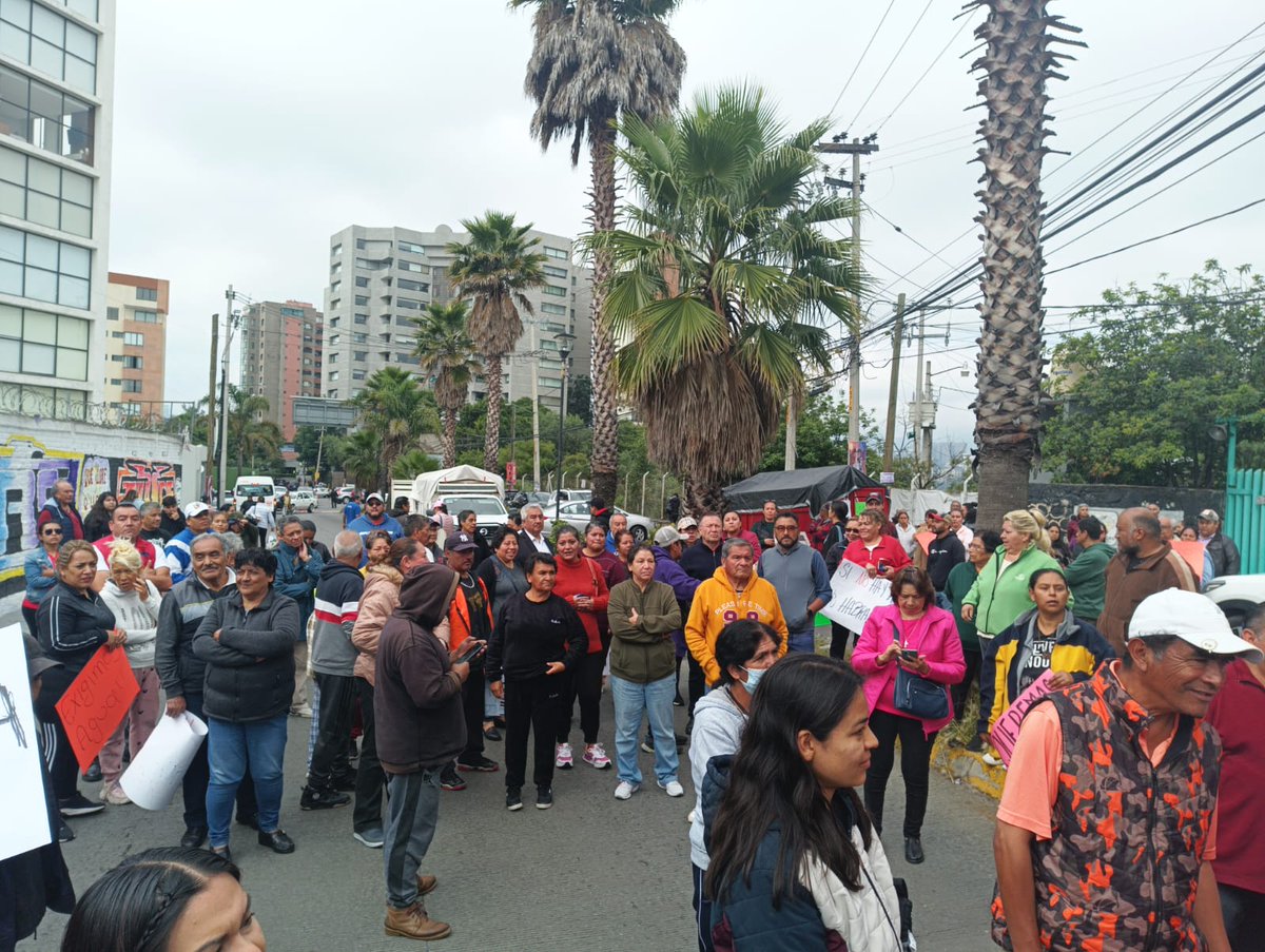 Univ_Edomex's tweet photo. 🚨 ¡#Protesta en #Naucalpan!

Vecinos de la colonia Independencia bloquean la avenida del #Conscripto exigiendo agua, tras 14 días sin suministro.

La falta de respuesta del #OAPAS ha llevado a los colonos a decidir no pagar más el servicio.  💧

Fotos: Especiales https://t.co/ppEizaOMlq