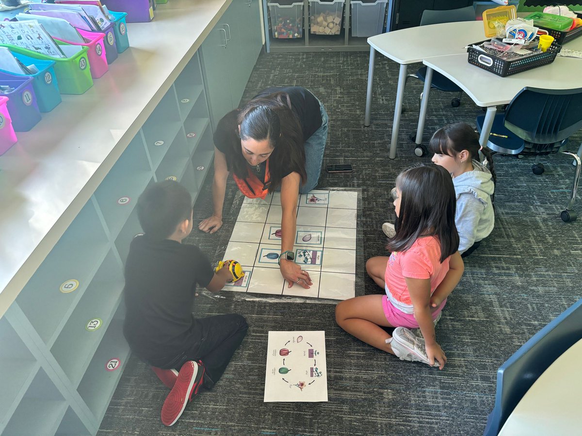 Mrs. Camargo’s class reviewed the life cycle of a pumpkin using beebots! 
La clase de la Sra. Camargo repasó el ciclo vital de una calabaza utilizando robots abeja.