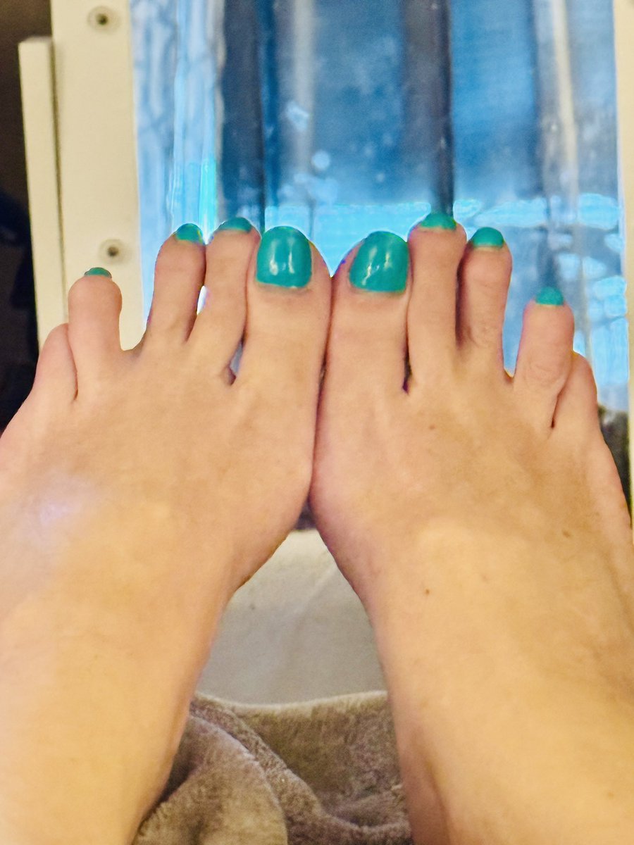 PrettyToesGigi1's tweet photo. I have the cutest, long double jointed toes! The 4th toes do the craziest movements! #longtoes #prettytoes #doublejointed #cutetoes https://t.co/LqDk2P8qM9