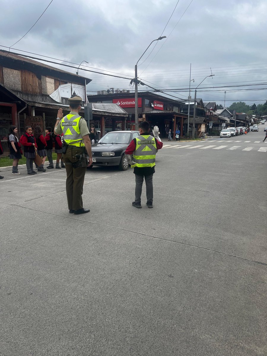 CarabLosRios's tweet photo. #Panguipulli: Para fomentar la educación vial y el respeto a los peatones, 👮de 5ªComisaría y Oficina PACI de esa Unidad, junto a Brigada Escolar de Esc Manuel Anabalón, entregaron material informativo a conductores,llamando a la concientización. 
#LaPrevenciónEsNuestraEsencia https://t.co/8v46f4dZNy